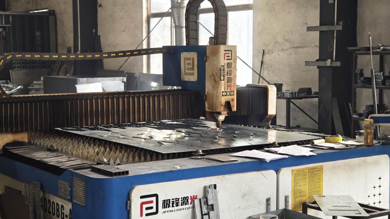 Cutting machine equipment