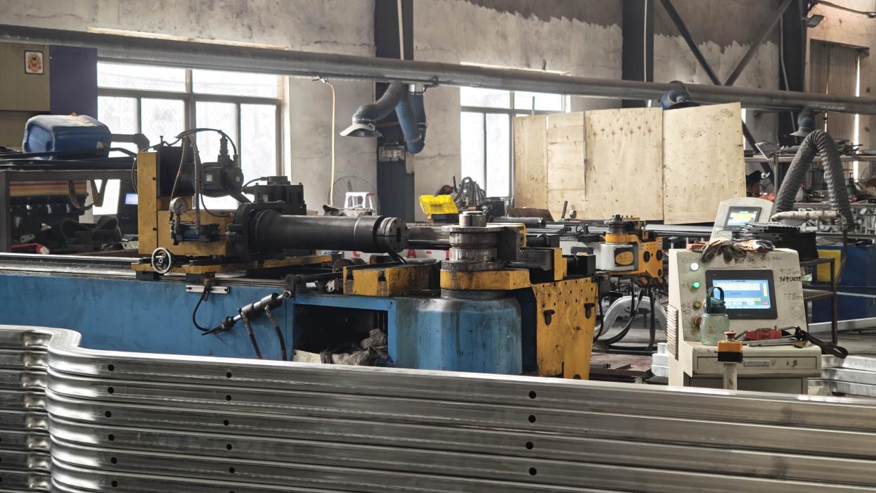 Pipe bending machine equipment